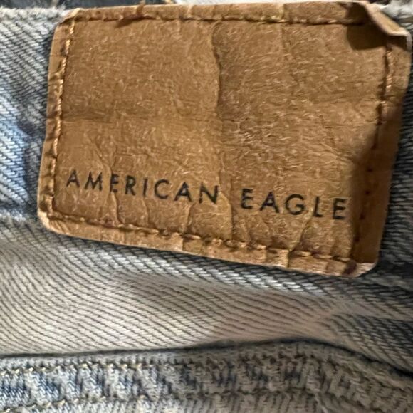 😊 3/$30 
AE Mom Short Sz 4 light denim distressed, high waisted EUC - Picture 10 of 16